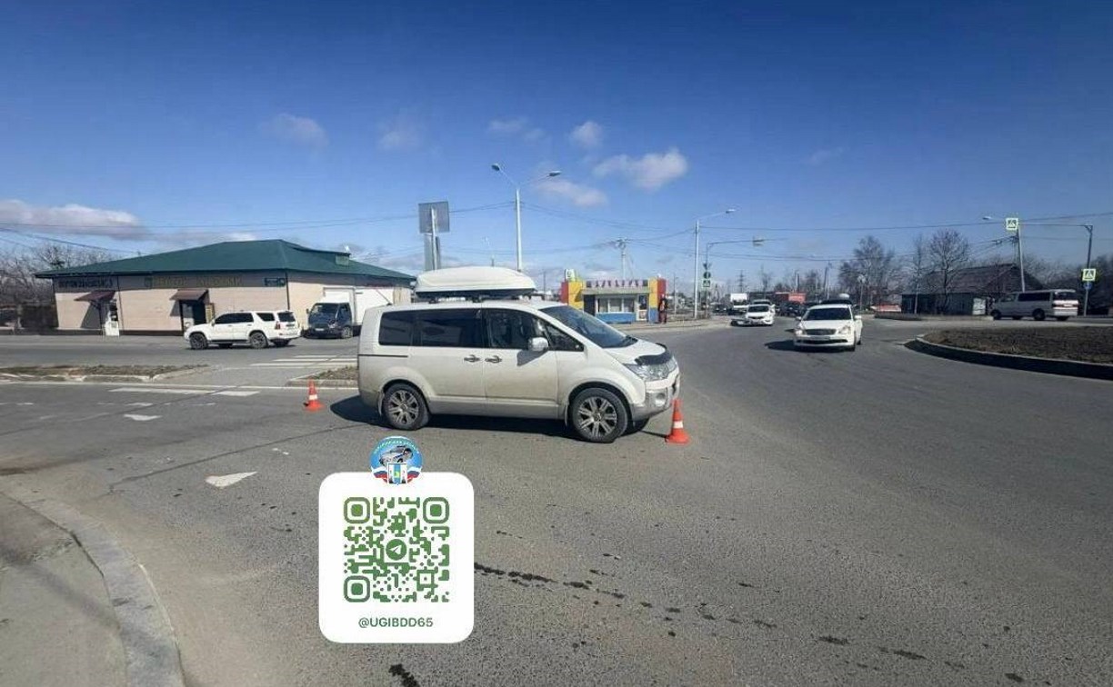 Момент ДТП, где микроавтобус сбил пенсионерку в Южно-Сахалинске, попал на видео 