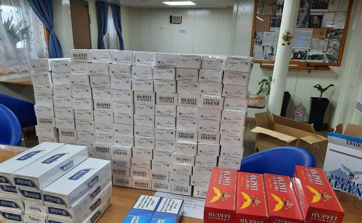 Контрабандные сигареты обнаружили сахалинские таможенники на судне, прибывшем из Кореи 