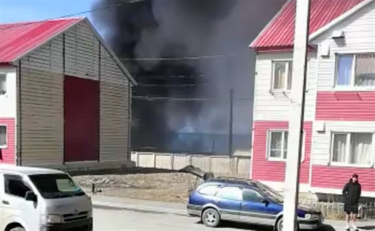 "Взрывов десять, наверное, было" - сильный пожар произошёл в Невельске