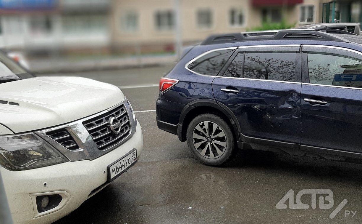 Очевидцев столкновения Subaru Outback и Nissan Patrol ищут в Южно-Сахалинске