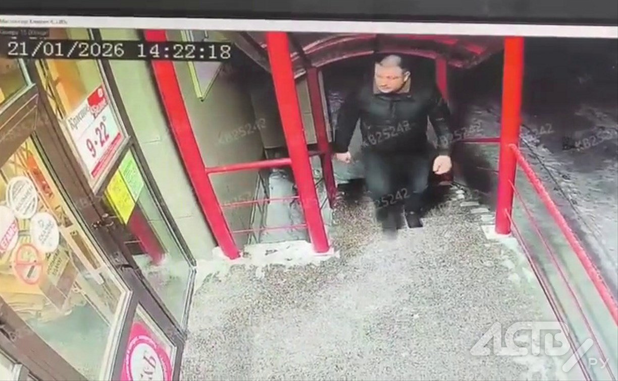 "Вижу цель, не вижу препятствий": мужчина разбил стекло двери алкомаркета в Дальнем