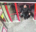 "Вижу цель, не вижу препятствий": мужчина разбил стекло двери алкомаркета в Дальнем