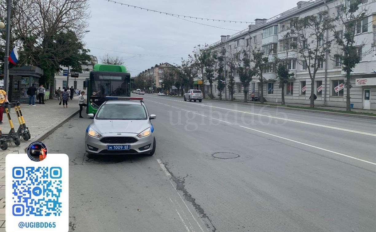 70-летняя пассажирка упала и травмировалась в автобусе в Южно-Сахалинске 