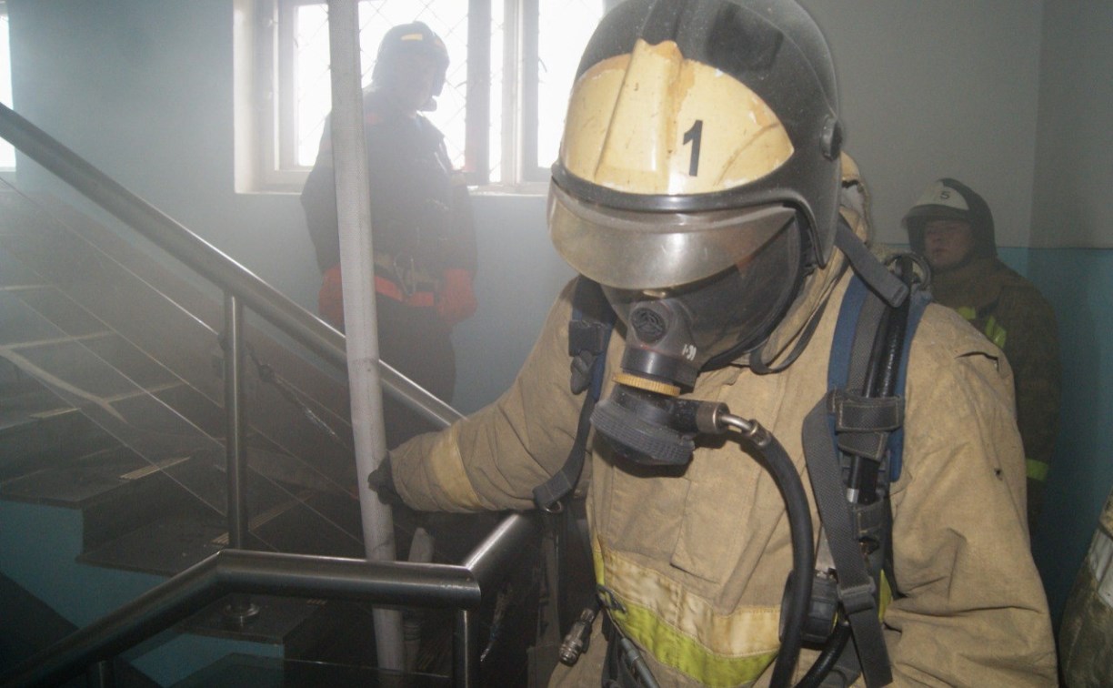 Девять человек эвакуировали из горящего дома в Южно-Сахалинске