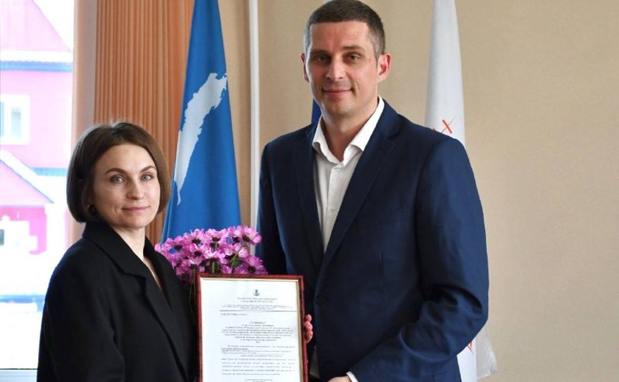 Первый на Сахалине сертификат на покупку жилья для детей-сирот вручили в Поронайске Первый на Сахалине сертификат на покупку жилья для детей-сирот вручили в Поронайске