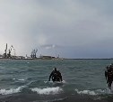 Зону обследования расширяют: кадры с поисков утонувшего мальчика на Сахалине