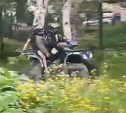 Дети устраивают гонки на квадроциклах возле техникума в Южно-Сахалинске