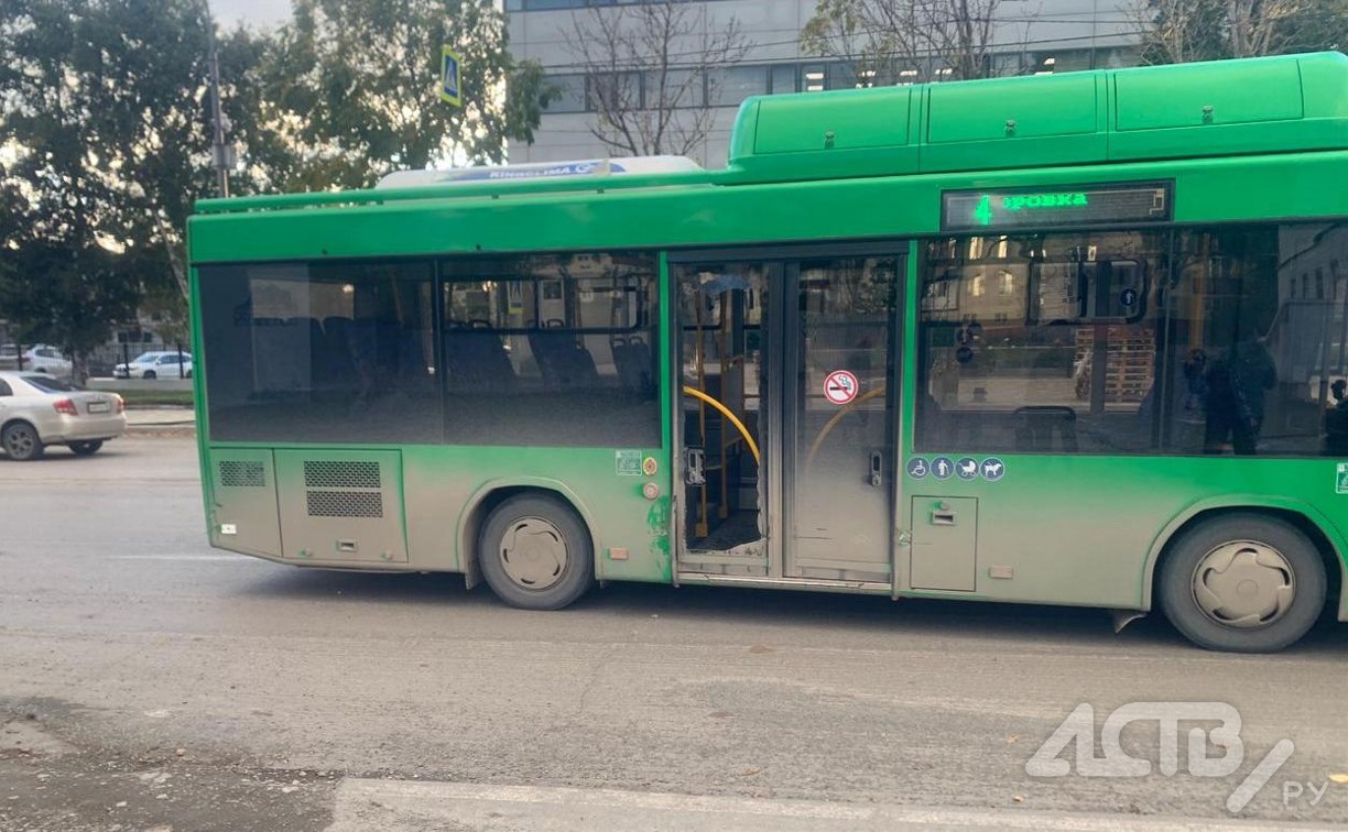 В Южно-Сахалинске экскаватор выбил дверь в пассажирском автобусе 