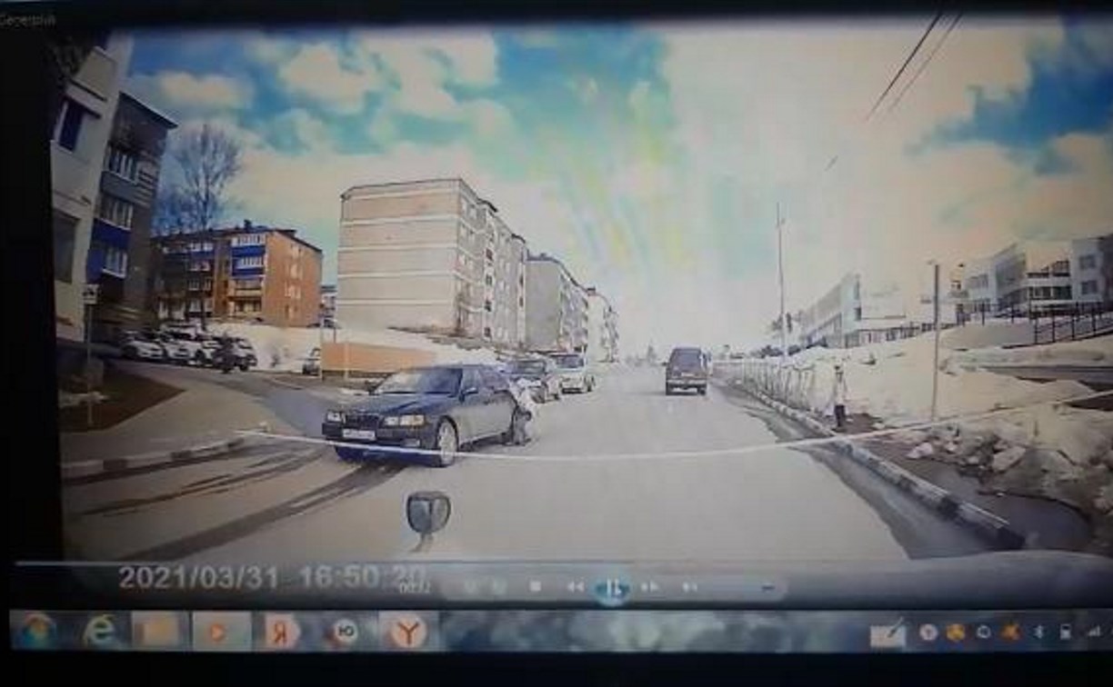 Шестилетняя девочка выскочила под колеса автомобиля в Долинске