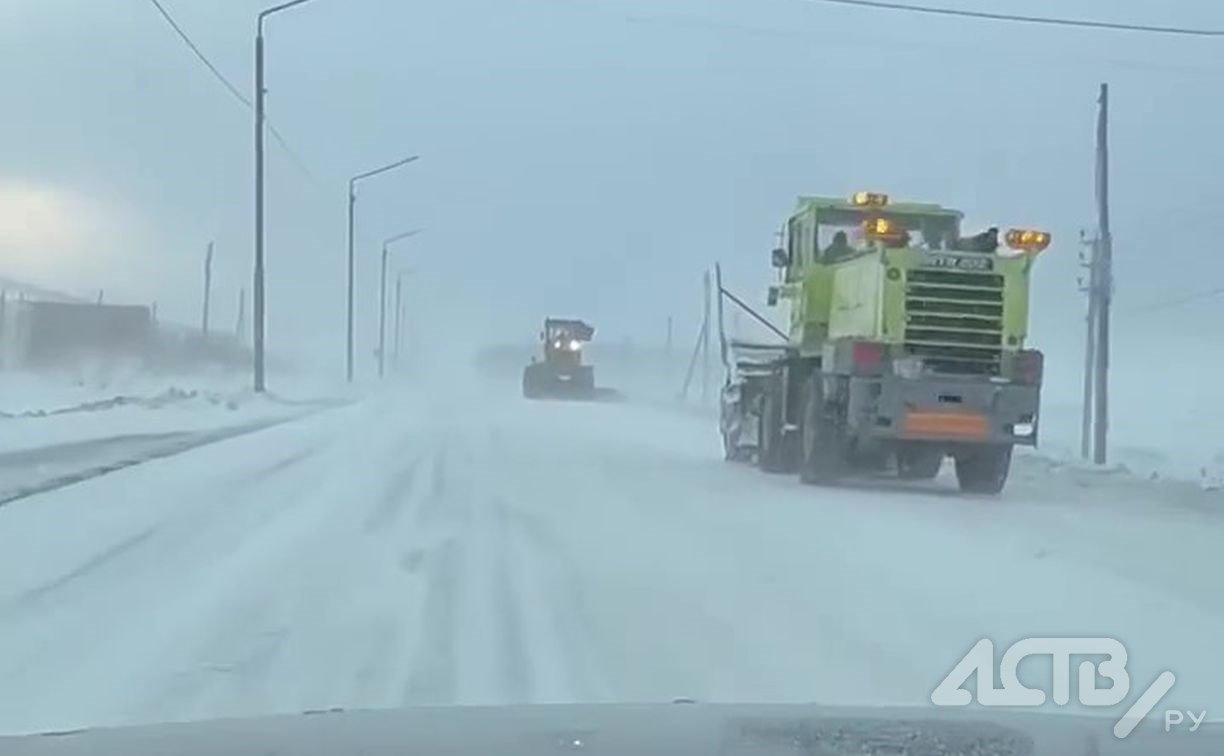 Суровые сахалинские дорожники расчищают трассы в метель: видео