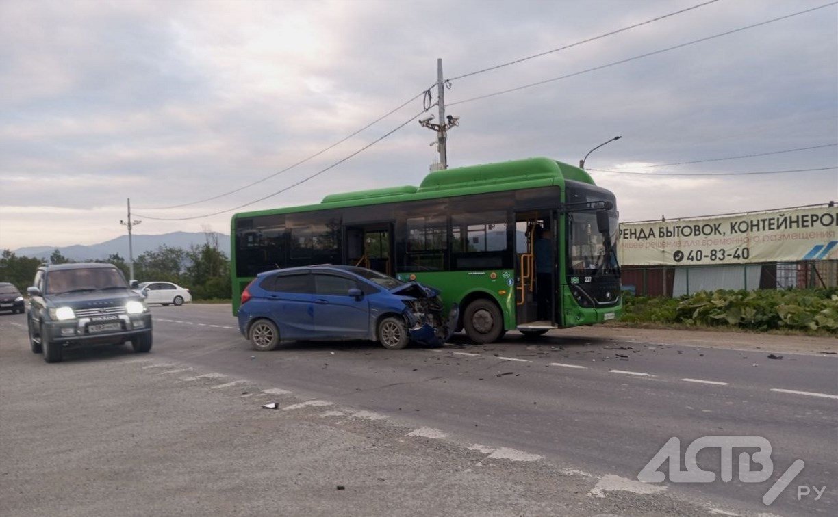 Автобус с пассажирами попал в ДТП в районе Троицкого