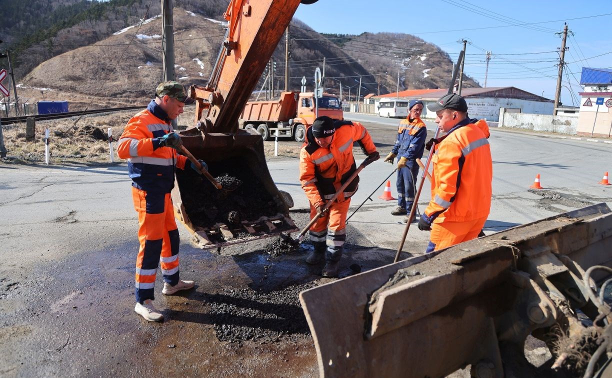 Ранний ремонт дорог после зимы стал на Сахалине традицией