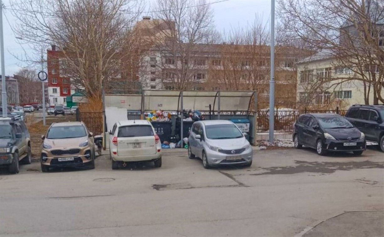Припаркованные у контейнерных площадок автомобили мешают вывозить мусор в Южно-Сахалинске