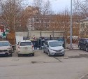 Припаркованные у контейнерных площадок автомобили мешают вывозить мусор в Южно-Сахалинске
