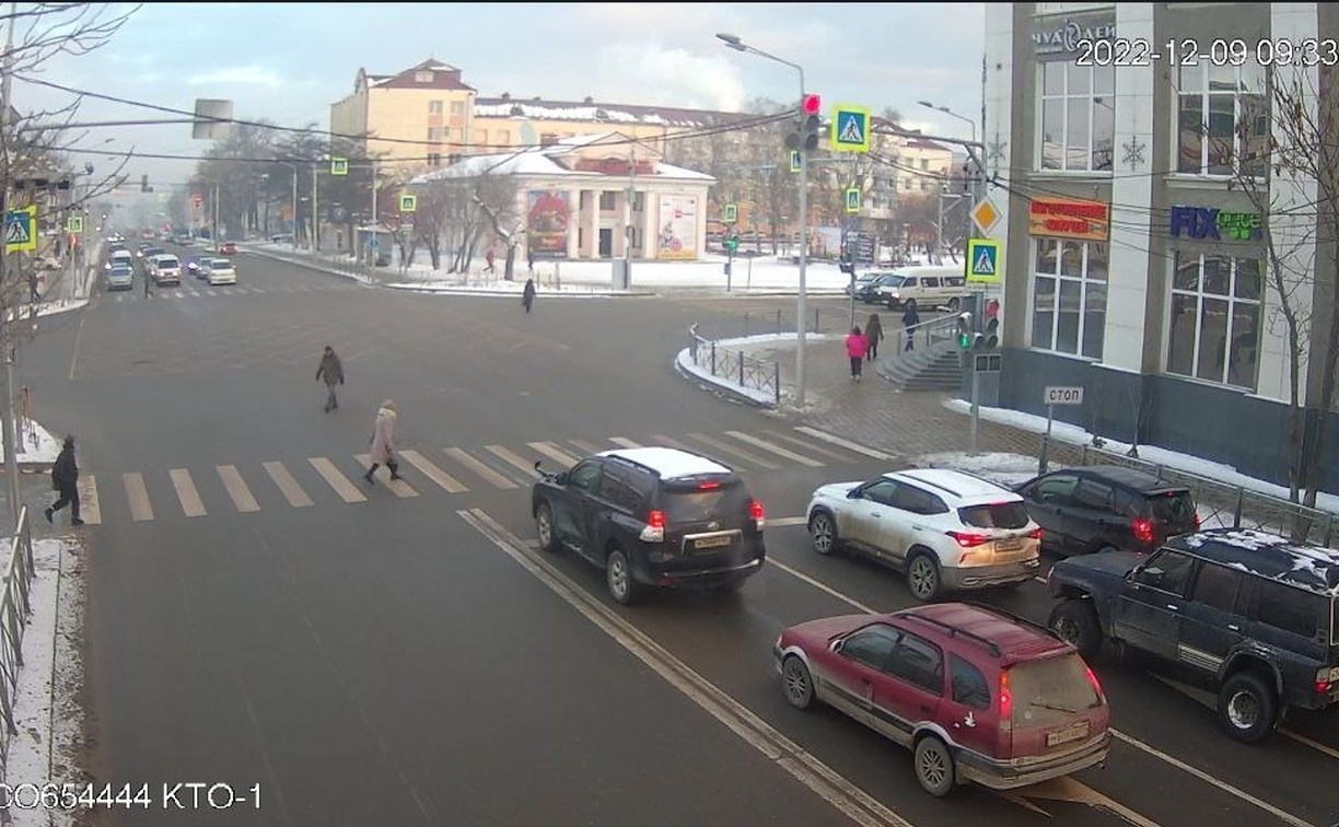 Светофор на перекрёстке Сахалинской-Ленина снова не работает – водители начинают привыкать