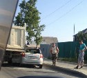 В Южно-Сахалинске грузовик зажал у бордюра легковушку