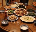 Роспотребнадзор рекомендовал сахалинцам съесть новогодние салаты за два часа