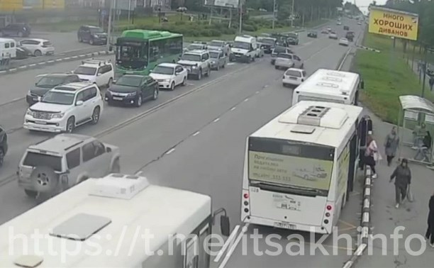 Появилось видео, как хэтчбек внезапно вылетел с дороги в Южно-Сахалинске