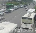 Появилось видео, как хэтчбек внезапно вылетел с дороги в Южно-Сахалинске