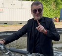 Профессор ВШЭ Марат Баширов на Сахалине прокатился на первом в стране водородном мотоцикле