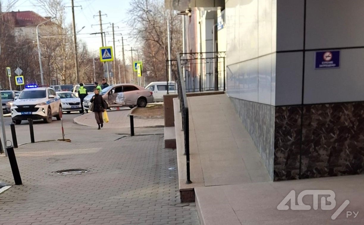 Автомобиль отбросило на тротуар в результате ДТП в центре Южно-Сахалинска