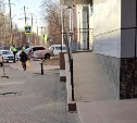 Автомобиль отбросило на тротуар в результате ДТП в центре Южно-Сахалинска