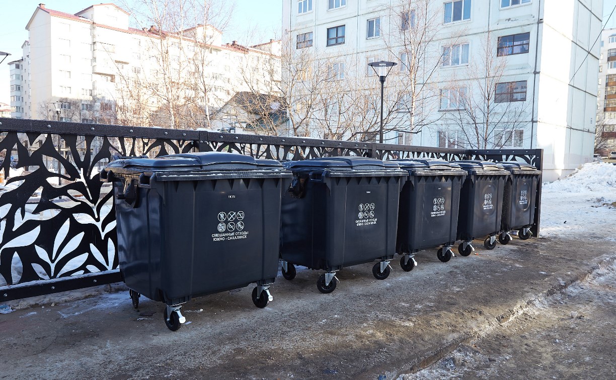 Новые контейнеры для сбора мусора  устанавливают в Южно-Сахалинске