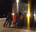 Пассажиры толкали автобус №505 к Южно-Сахалинску