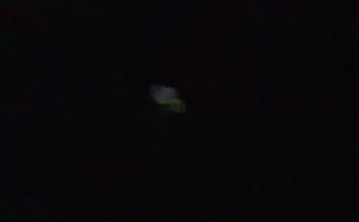 "Висело в небе около часа": неопознанный светящийся объект сняли на видео сахалинцы
