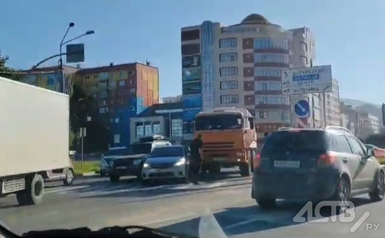 На кольце в Южно-Сахалинске не смогли разъехаться большегруз и легковой автомобиль