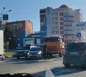 На кольце в Южно-Сахалинске не смогли разъехаться большегруз и легковой автомобиль