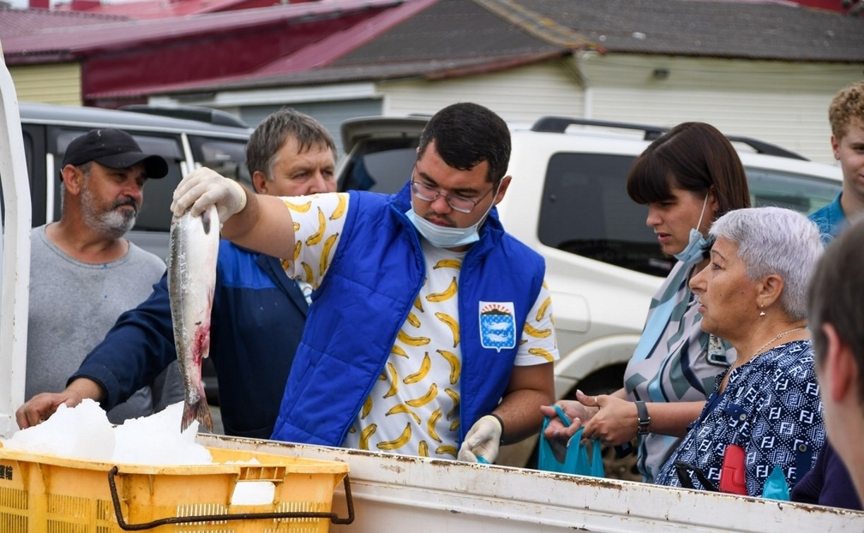 Около 35 тонн рыбы бесплатно раздали жителям сахалинские рыбопромышленники