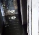 "И в бассейн ходить не надо": теплой водой с фекалиями топит подвал многоэтажки в Южно-Сахалинске 
