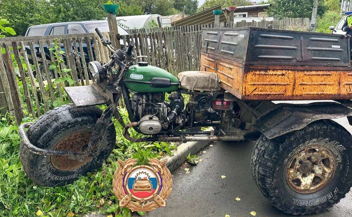 Сахалинец на самодельном трёхколесном мотоцикле снёс забор