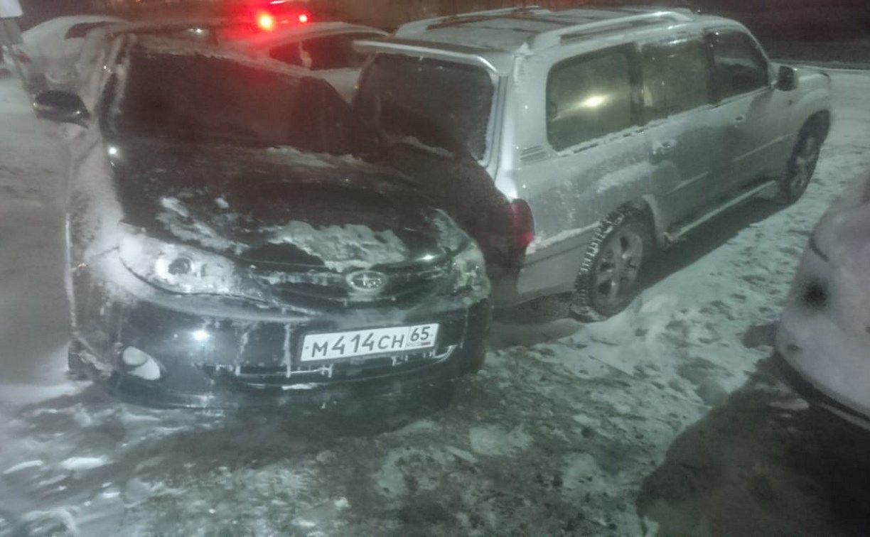 Subaru Impreza скатился на припаркованные автомобили в Корсаковее