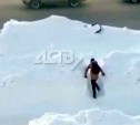 Школьник в Южно-Сахалинске расчистил дорожку к остановке, чтобы людям было удобно