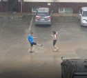 "Одни жалуются на ливневки, другие танцуют в лужах": долгожданный дождь охладил Южно-Сахалинск 