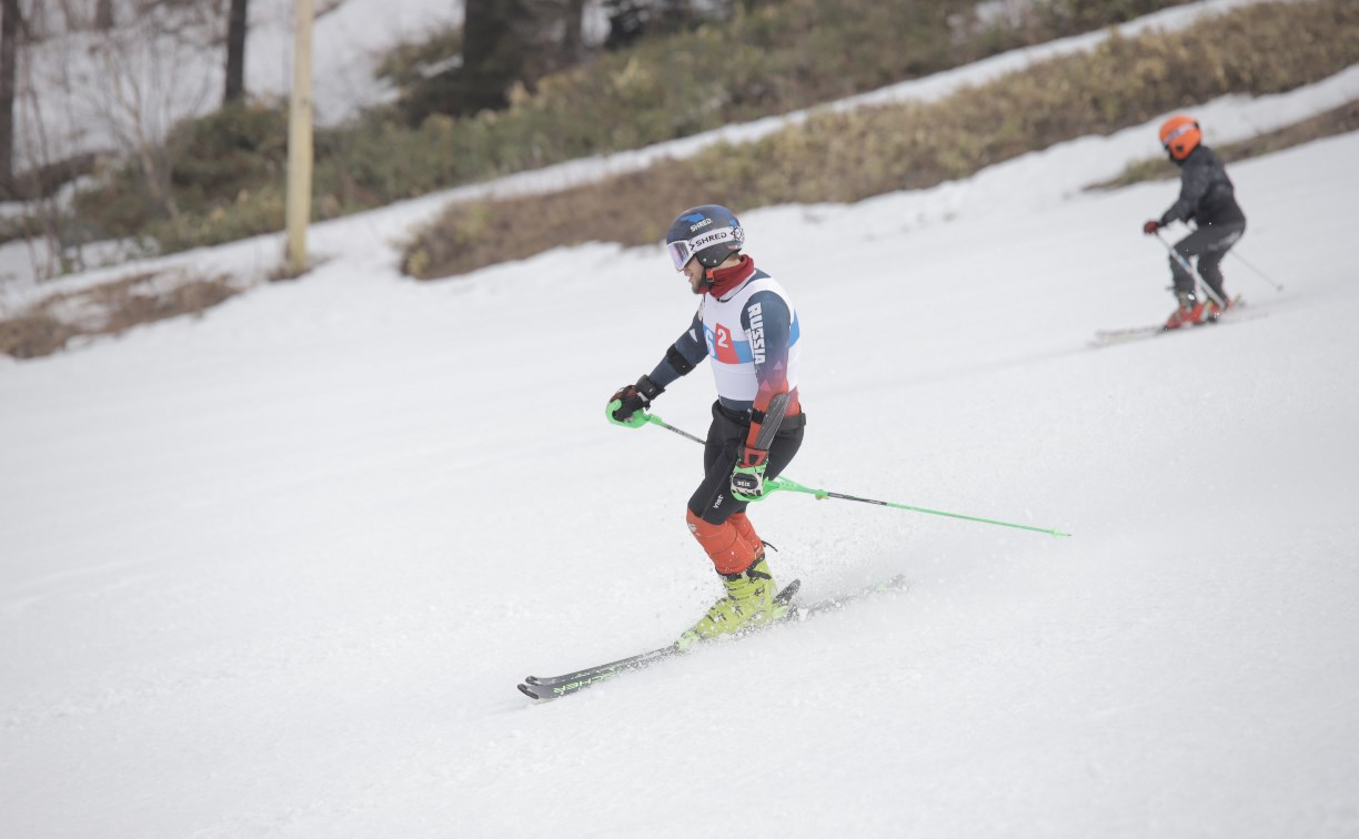 Официальный горнолыжный сезон на Сахалине завершили командной гонкой сильнейших