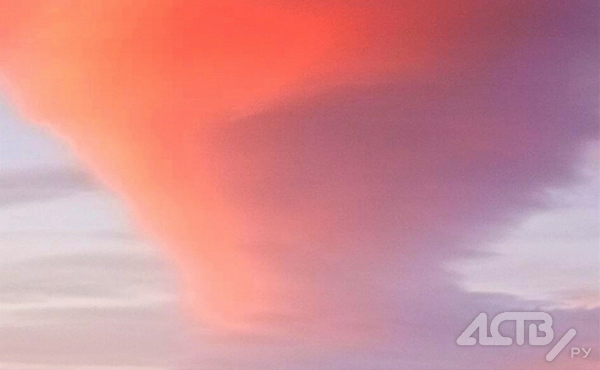 Прекрасный розовый "торнадо" в небе над Анивой на глазах людей почернел