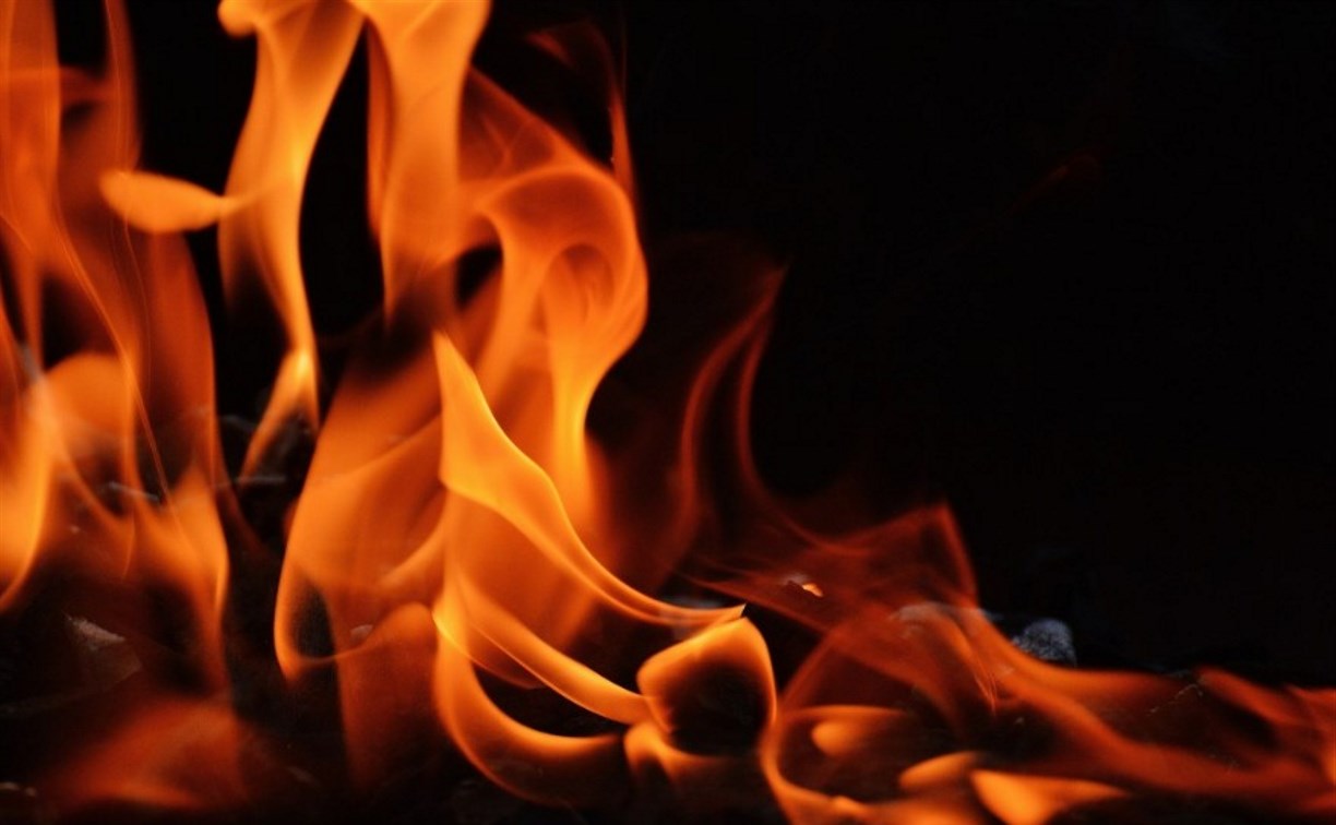 В Невельске загорелась обшивка многоквартирного дома