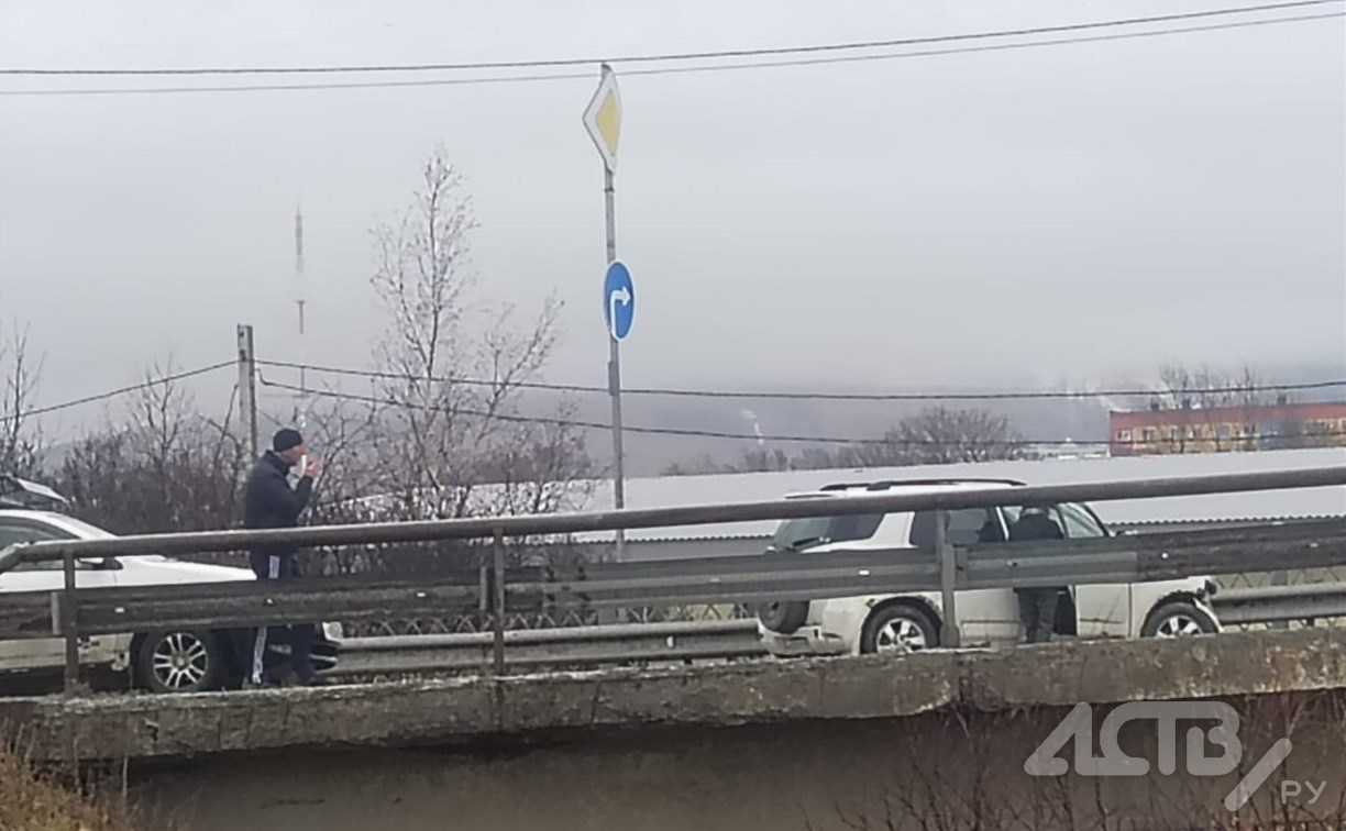 Экстренные службы съехались к месту массового ДТП в Южно-Сахалинске