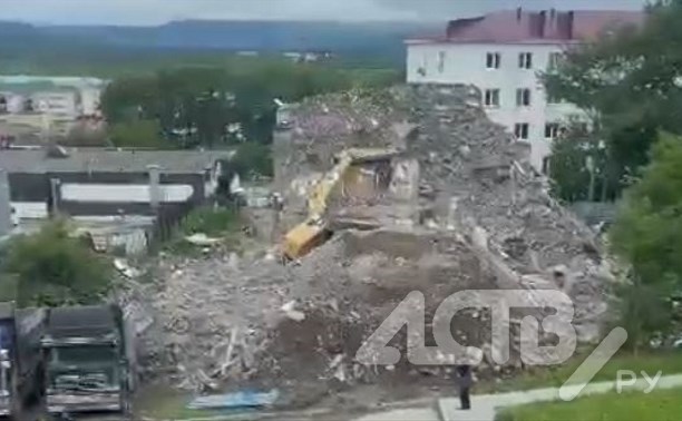 Приуныл: экскаватор перевернулся на Сахалине при сносе дома