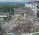 Приуныл: экскаватор перевернулся на Сахалине при сносе дома