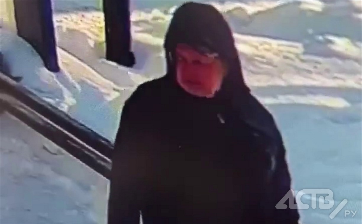 Мужчину, оскорбившего земляка, продолжает искать полиция Корсакова