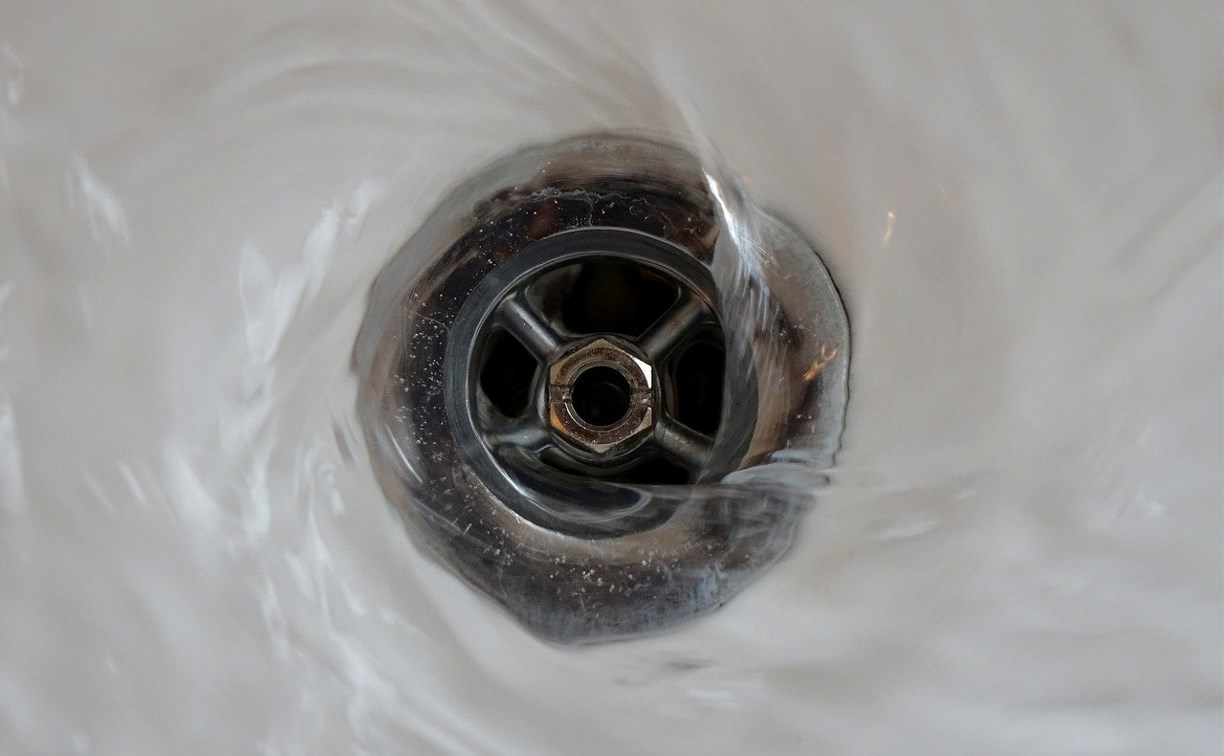 В Южно-Сахалинске и Ёлочках 10 февраля отключат холодную воду, а в Ново-Александровске – горячую