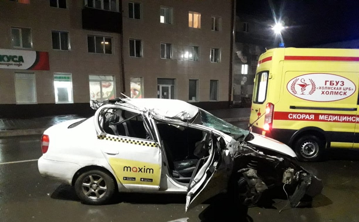Нетрезвый таксист врезался в самосвал в Холмске