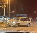На перекрестке в Южно-Сахалинске столкнулись пикап и легковушка