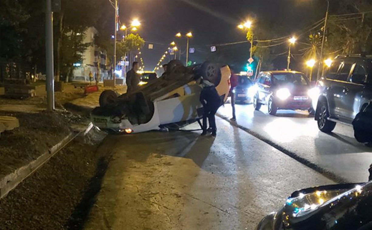 В Южно-Сахалинске у Воскресенского собора перевернулся автомобиль