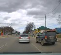 Водитель в Ногликах чуть не сбил школьников на пешеходном переходе