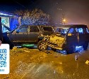 Мужчина на микроавтобусе получил травмы, врезавшись в припаркованный в Яблочном внедорожник 